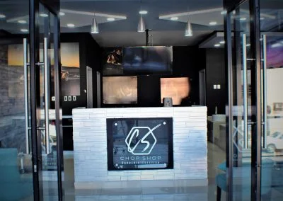 Área de estilistas y tocadores profesionales en salón de belleza Chop Shop Tijuana