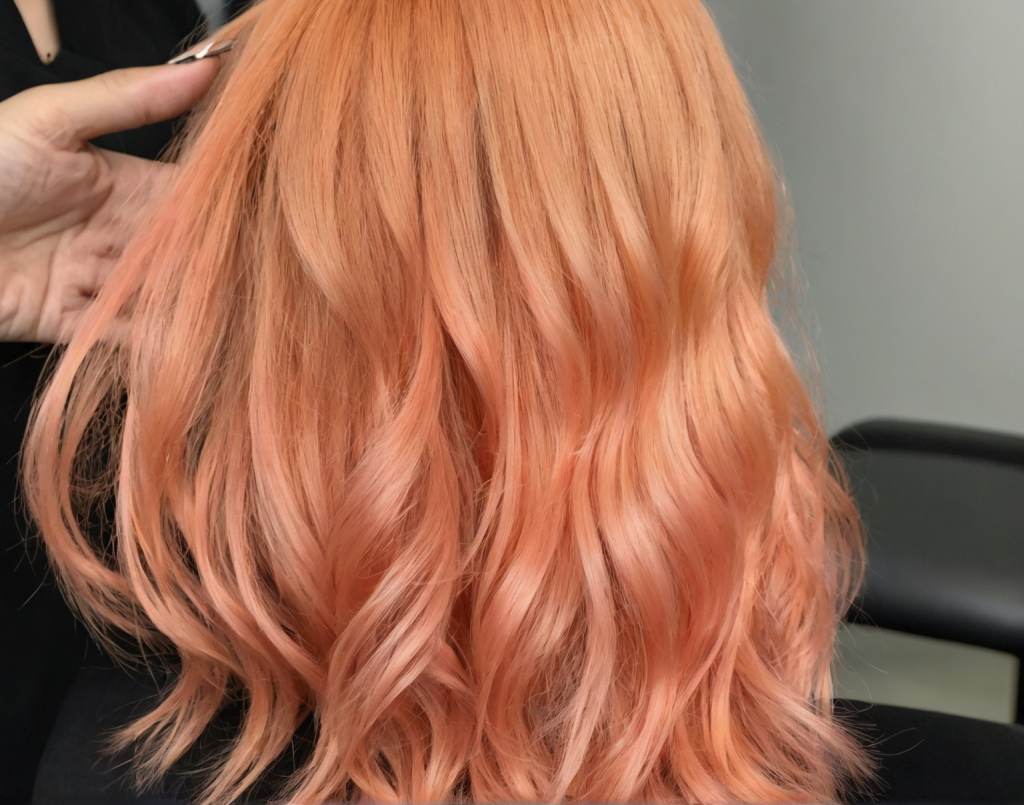 Mujere con Color de Cabello Peach Fuzz. Es el color de cabello de tendencia para 2024.