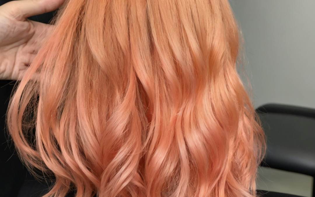 Mujere con Color de Cabello Peach Fuzz. Es el color de cabello de tendencia para 2024.