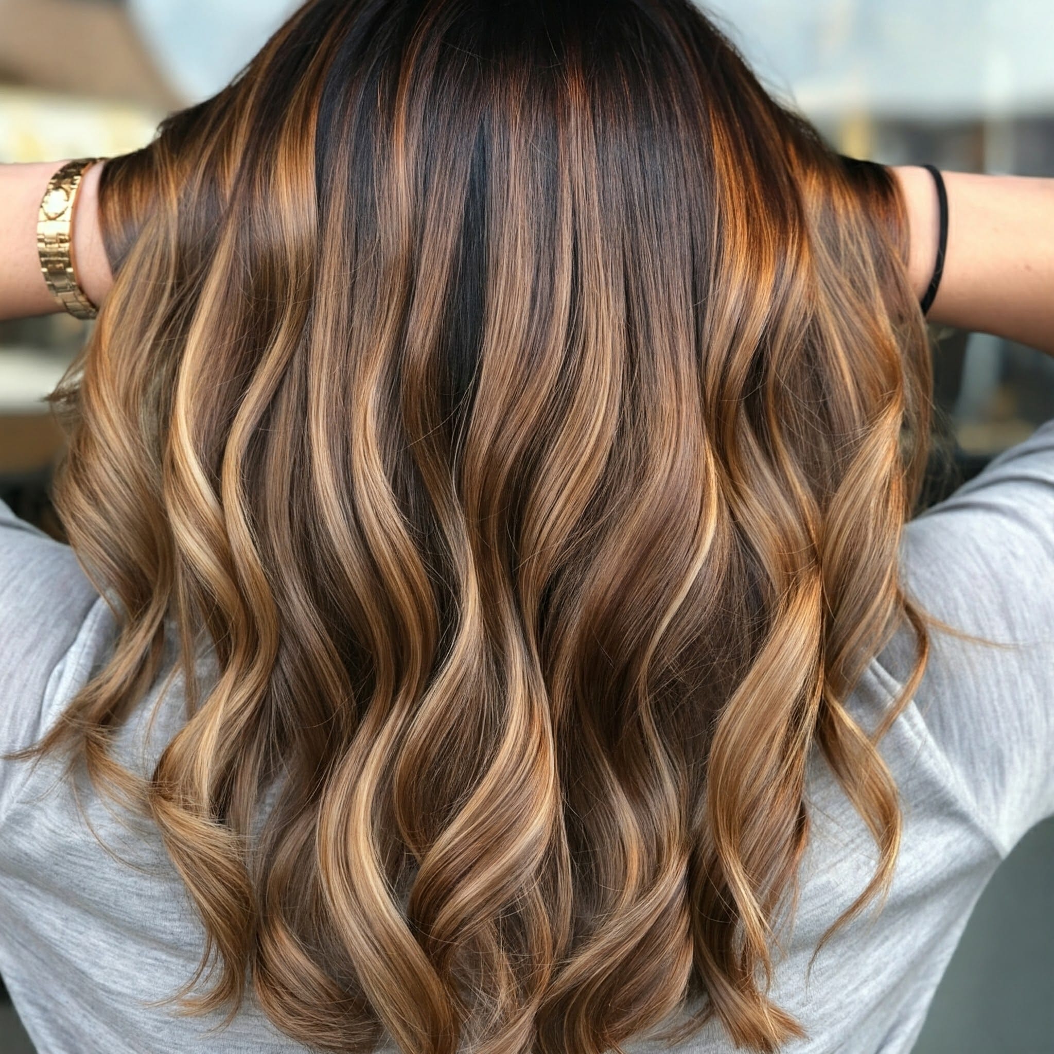 Mocha Mousse con Balayage Dorado