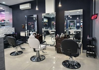 Interior moderno de salón de belleza en Colonia Cacho Tijuana con estaciones de estilismo profesionales