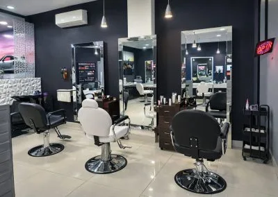 Interior moderno de salón de belleza en Colonia Cacho Tijuana con estaciones de estilismo profesionales