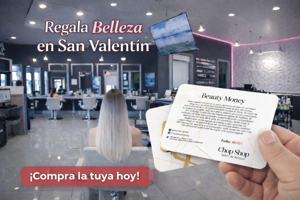 Mujer con cabello plateado sosteniendo gift card de Chop Shop Salon de Belleza en Tijuana, promoción San Valentín 2026.