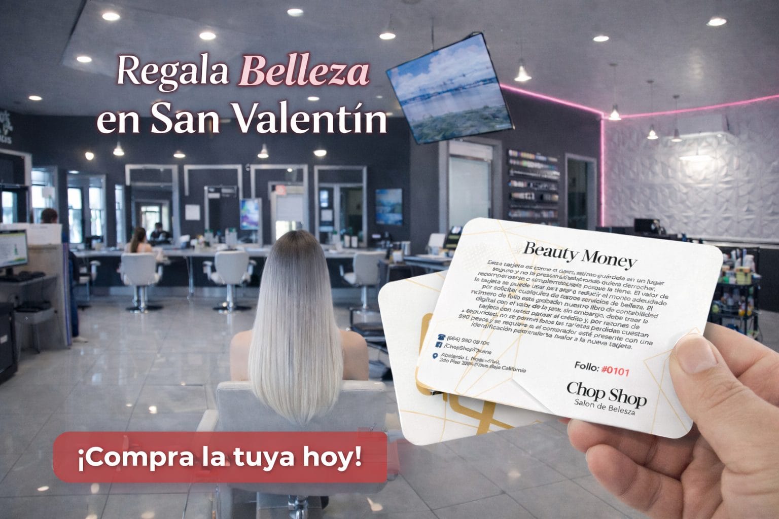 Mujer con cabello plateado sosteniendo gift card de Chop Shop Salon de Belleza en Tijuana, promoción San Valentín 2026.