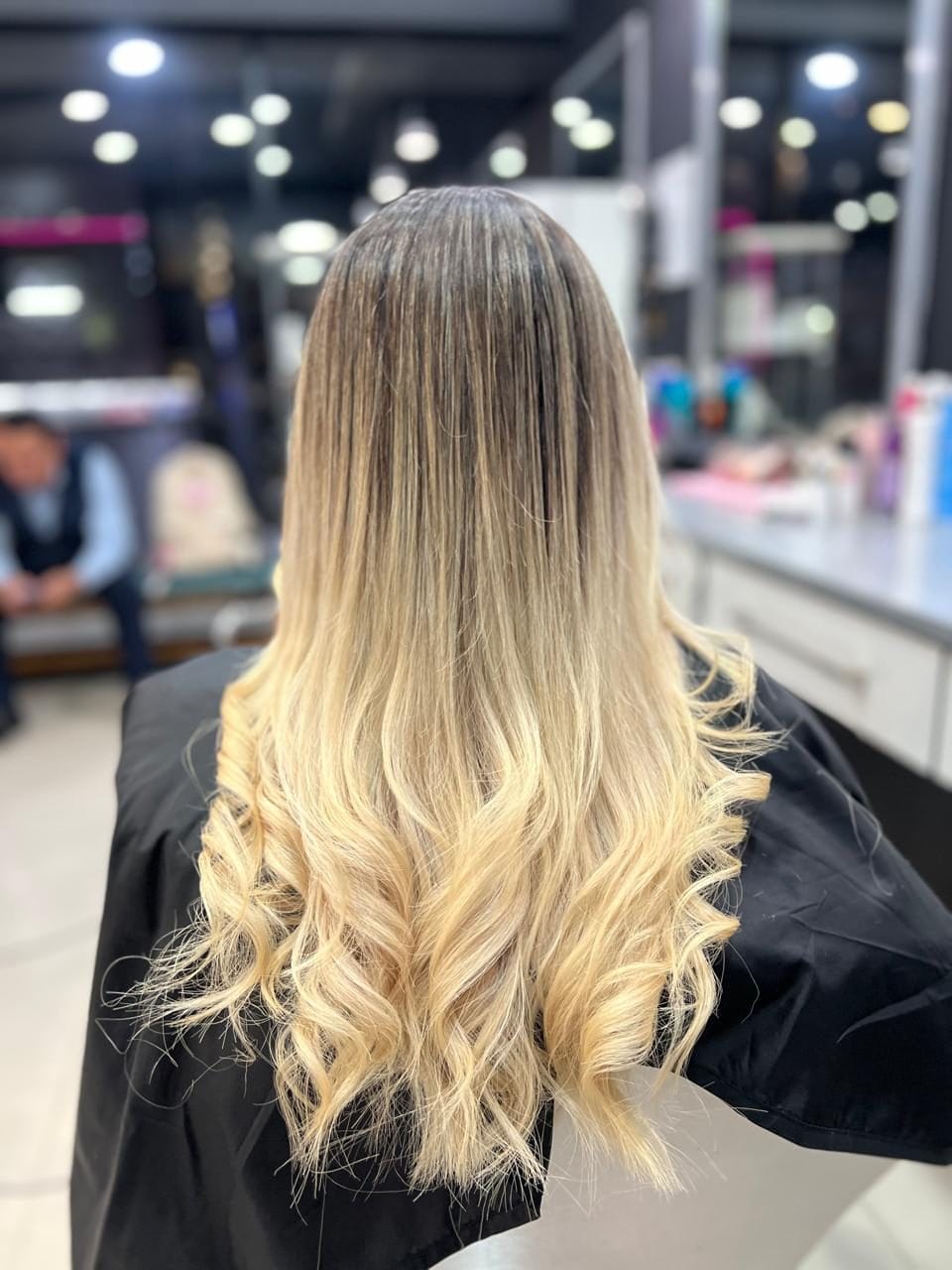 Color de cabello en Chop Shop Tijuana Image Description:<br />
Cliente feliz después de recibir un servicio de color de cabello en Chop Shop Tijuana, con un resultado bonito, natural y personalizado.