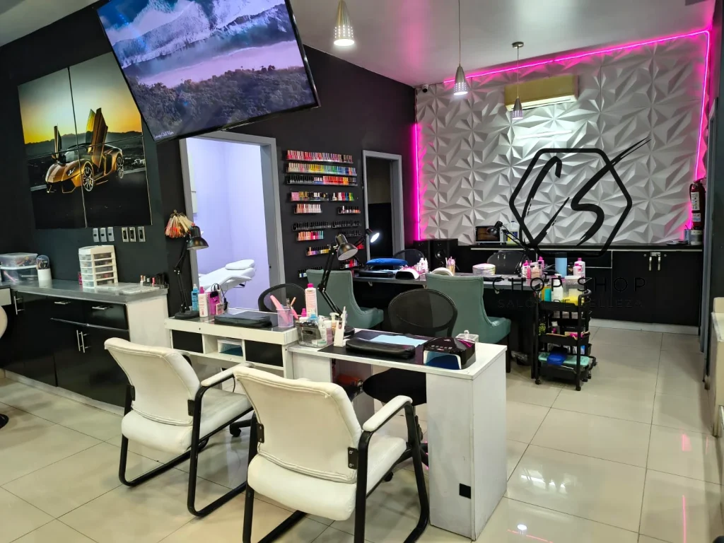 Área de aplicación de uñas acrílicas y manicura en Chop Shop Salón de Belleza Plaza Etu Tijuana