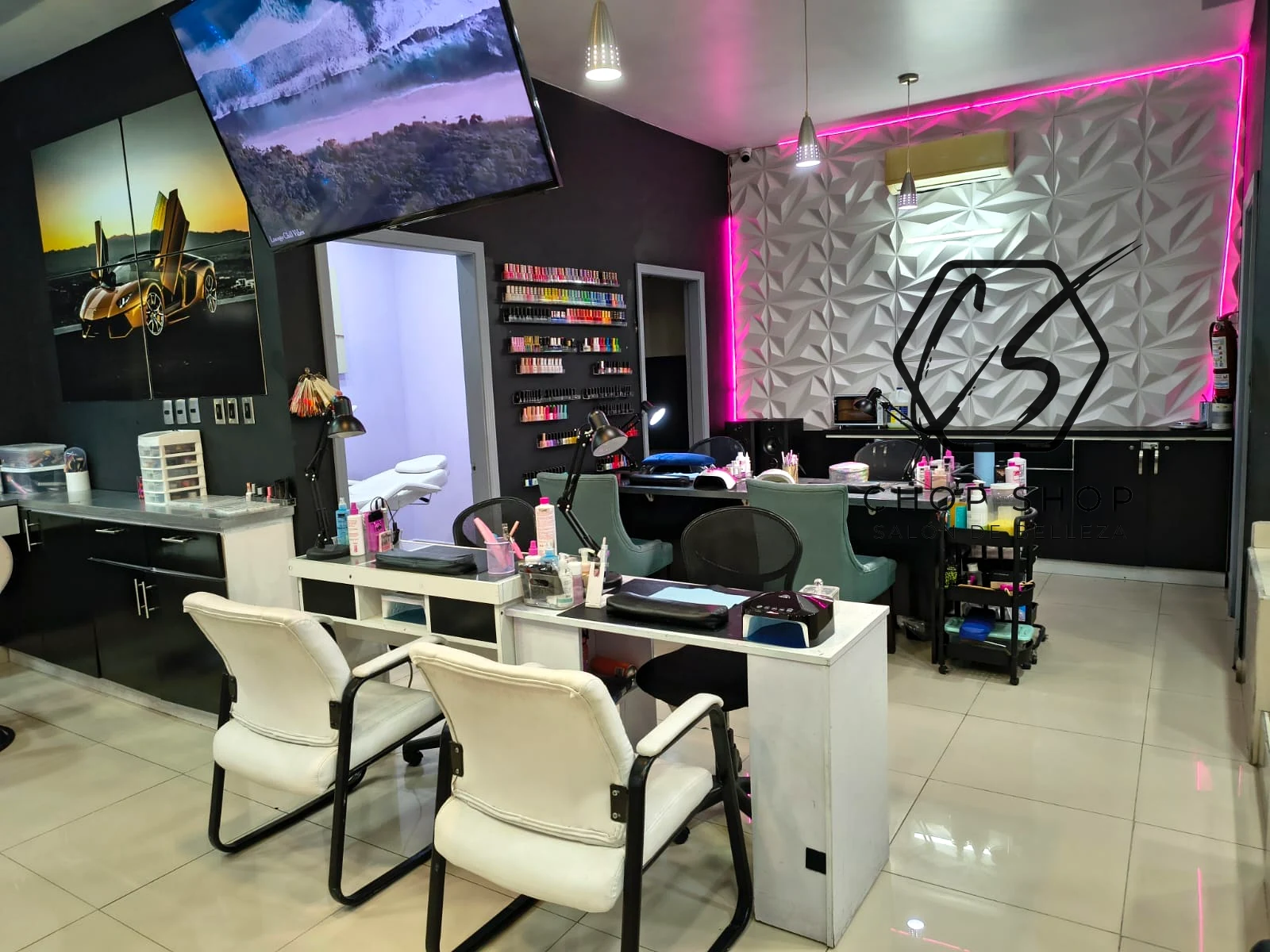 Área de aplicación de uñas acrílicas y manicura en Chop Shop Salón de Belleza Plaza Etu Tijuana